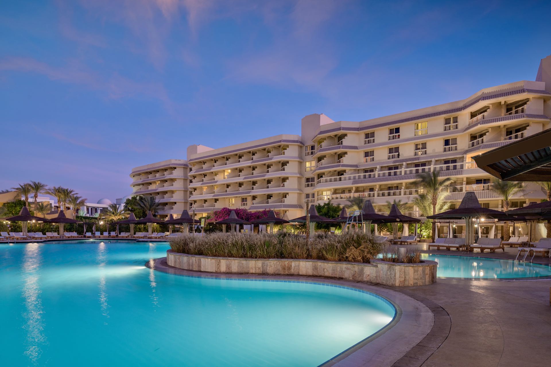 Luxe zwembad met verlichting